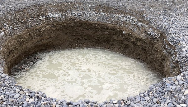 На пляже Ниццы образовалась таинственная воронка