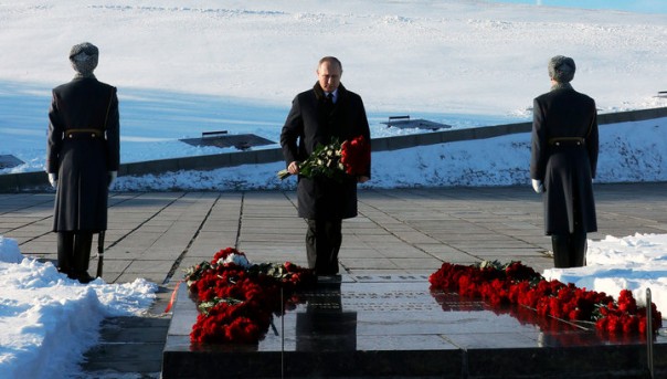 Путин призвал россиян не проявлять малодушия | Путин выступает с речью на торжествах в честь 75-й годовщины победы в Сталинградской битве