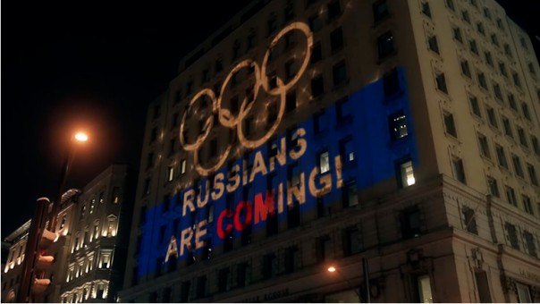 "Русские идут!" Болельщики сборной России устроили световое шоу перед штаб-квартирой ВАДА.