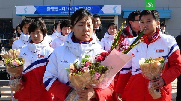 Хоккеистки КНДР приехали на Олимпиаду с деревянными клюшками