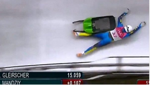 Украинец на Олимпиаде выпал из саней, но на скорости залез обратно