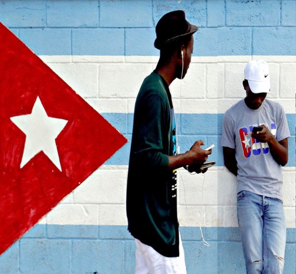 Твиттер наш: как американцы устроили мобильную недореволюцию в Гаване