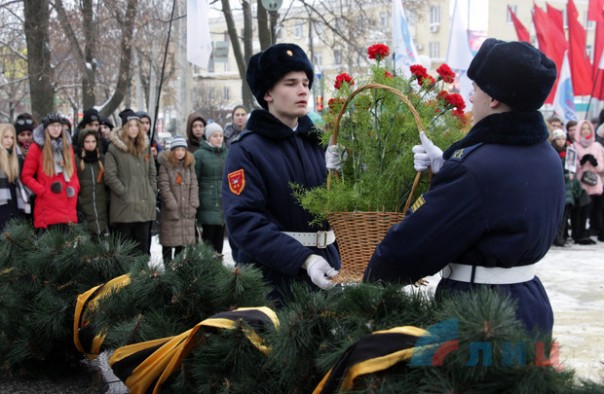 По случаю 75-й годовщины освобождения Луганска почтили память погибших воинов и возложили цветы к Пилону Славы и могиле Неизвестного солдата