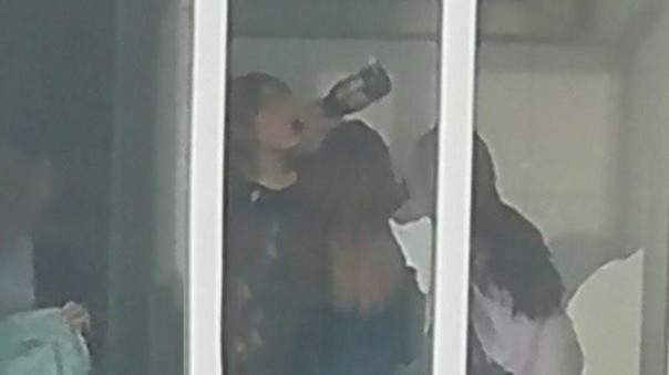 В Новокузнецке подростки устроили вписку с шампанским прямо в туалете школы