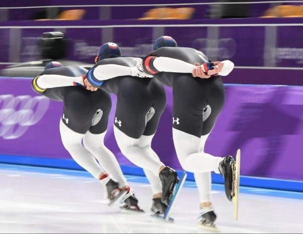 Пользователи соцсетей высмеяли форму конькобежцев США