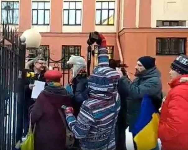 Скаклам не дали повыть по небесной сотне. В Петербурге разогнали митинг кастрюлеголовых поклонников