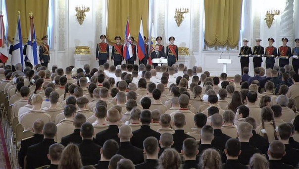 Путин вручил "Золотую Звезду" родным Филипова и поблагодарил участников сирийской кампании