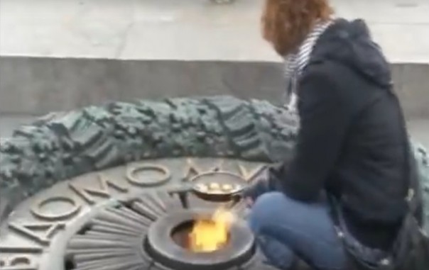 ЕСПЧ обязал Украину выплатить €4 тысячи жарившей яичницу на Вечном огне девушке