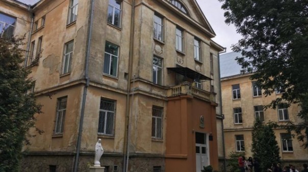 Во Львове учительница заплатит 300 тыс. грн за смерть школьника, выпавшего из окна
