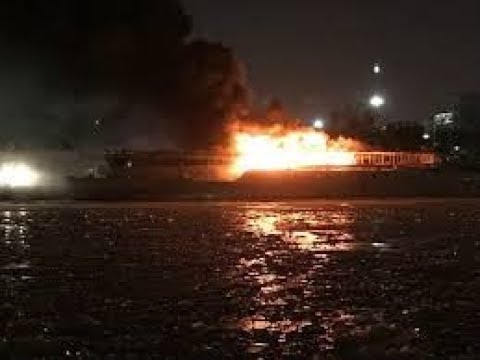 На Москва-реке горит пришвартованый пассажирский теплоход (прямой эфир)