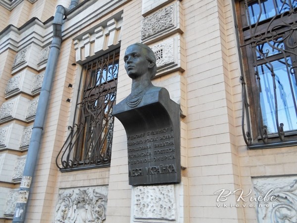 Бюст и памятную доску писательницы Леси Украинки украли из музея в Киеве
