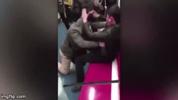 Эпическая драка двух китайцев в метро стала хитом в интернете