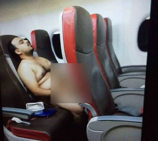 "Совсем как дома". Пассажиры выложили фото парня, который после взлёта разделся и включил порно