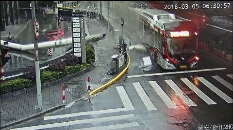 Мощный ураган на востоке Китая снёс крышу аэропорта