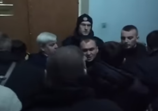 В Полтаве националисты из ВО "Сволота" избили чиновников горсовета из-за плохой уборки снега