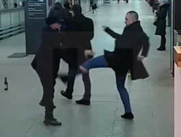 Зарядка в стиле Mortal Kombat! Двое мужчин подрались на Курском вокзале — видео