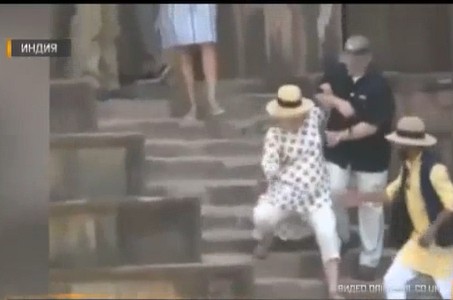 Хиллари Клинтон дважды упала на ступеньках храма в Индии