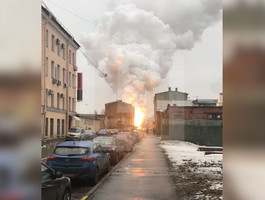 В Санкт-Петербурге в промзоне вспыхнул крупный пожар — видео