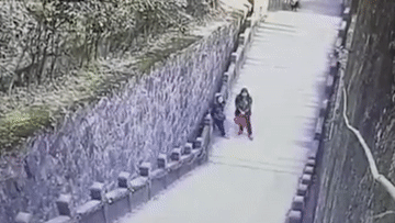 20-летний турист заигрался в телефон и разбился насмерть, упав со священной горы