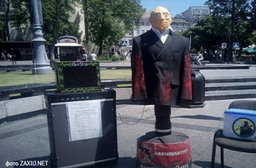 Перемога дня: во Львове манекен Путина поставили на колени перед укрофашистом в инвалидной коляске