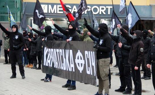 В Ужгороде зигующие наци провели акцию устрашения и поглумились над флагом ЕС