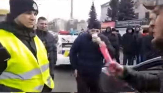 "Всем оставаться на местах! У меня есть фаллоимитатор и я вынужден буду его применить" - националист угрожал полицейскому "очень личным оружием"