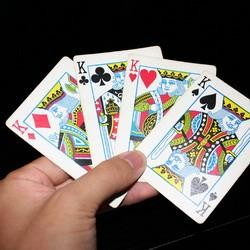 Женщина судится с мужем, проигравшим их сына в карты