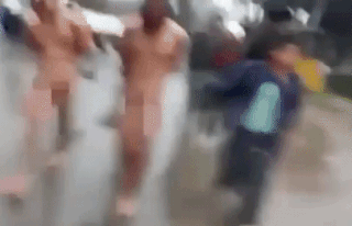 Насильников 17-летней девушки раздели и провели по улице, где их били прохожие