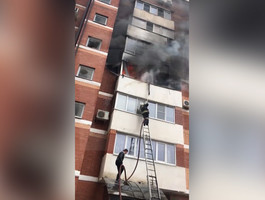 "Левее! Выше!" В Краснодаре очевидцы помогли пожарному потушить огонь вслепую