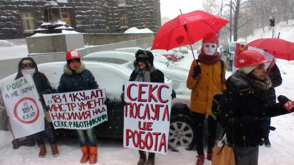 Участницы киевского марша за права проституток вручили Гройсману «стальные яйца»