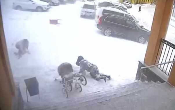 Полуторагодовалая девочка спасла мать от "снежной лавины" у подъезда