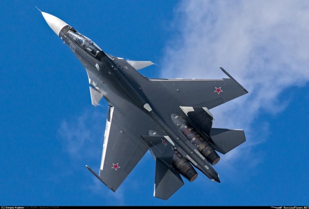 Русское НЛО - пара Су-30СМ из крымской дивизии демонстрирует фантастический пилотаж