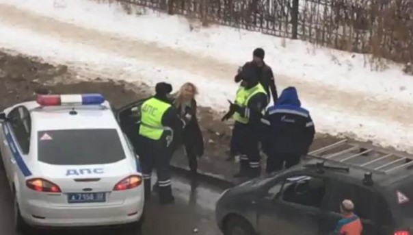 В Башкирии женщина порубила топором свою машину на глазах инспекторов и ребенка