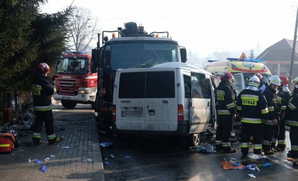 В Польше авто с украинцами выехало на встречку и попало под грузовик. Жертв эвакуировали вертолетом
