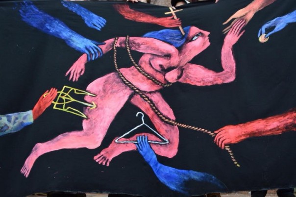 Тризуб в заднице: Нацисты в бешенстве от развернутого в Киеве плаката