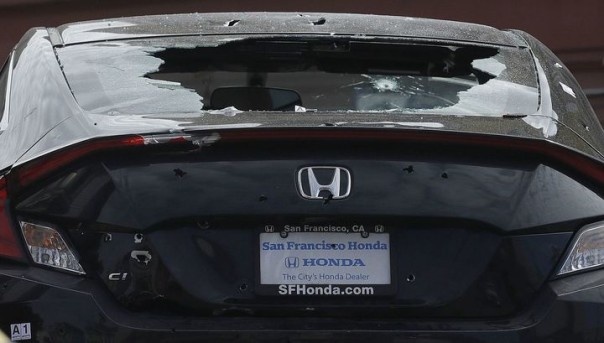 Американские полицейские выпустили 99 пуль в прятавшегося в багажнике юношу