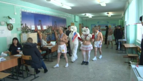 На Ямале работники фактории проехали 200 километров на снегоходах до избирательного участка, в Барнауле моржи пришли на выборы прямо из проруби