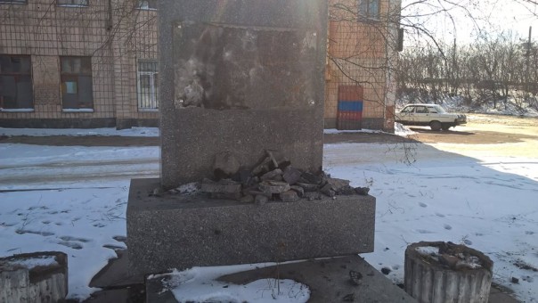 Неизвестные разрушили мемориальную доску генералу Ватутину на Украине