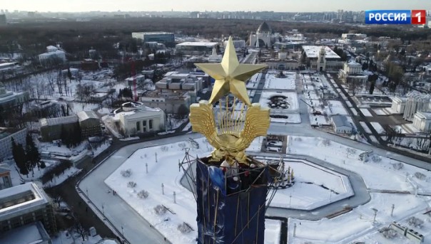На ВДНХ впервые отреставрировали золотую звезду на шпиле главного павильона