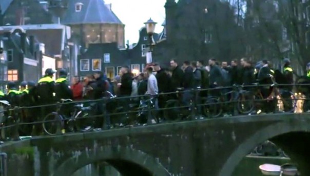 Погром в Амстердаме: полиция задержала 90 английских фанатов