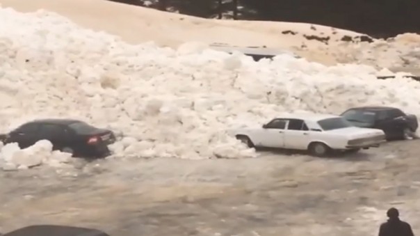 Автовладельцам не смотреть. Момент схода лавины в Приэльбрусье на стоянку попал на видео