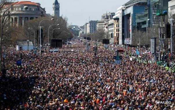 В городах США прошли массовые митинги за ужесточение контроля над оборотом оружия