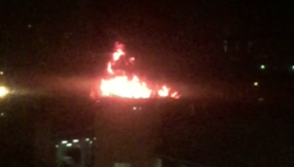 Горящий в Москве ангар частично обрушился, есть угроза взрыва газа