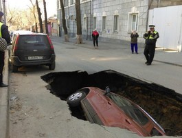 Так и живём. На парковке в Ростове машина целиком провалилась под землю — видео