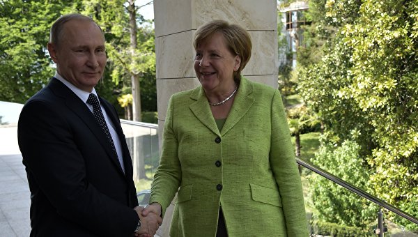 Порошенко хамит и строит рожи из-за спины Меркель. Андрей Бабицкий