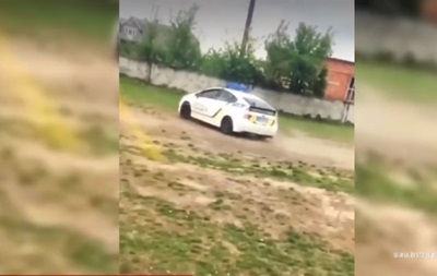 В Черновцах копы устроили дрифт на школьной площадке