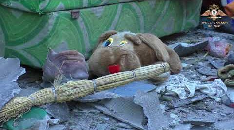 Жестокий обстрел Докучаевска. Украинские фашисты убили пожилую пару. Кадры с места событий (21+)