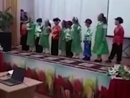 В Казахстане учительница умерла на сцене, как только запел её класс — видео