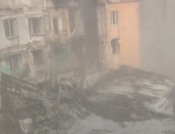 В Саратове обрушились два подъезда аварийного дома — видео