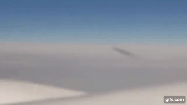 Пассажиры сняли НЛО, которое преследовало самолёт в небе над Турцией